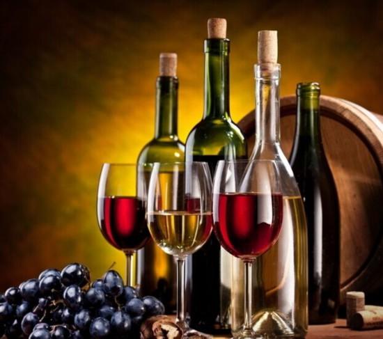 葡萄酒是网上销售的主要酒精类饮料,通常占线上酒水销售的60%-70%.