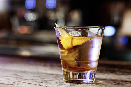 沙泽拉克是一种经典的酒精鸡尾酒,以干邑或威士忌为基础,通过构建方法
